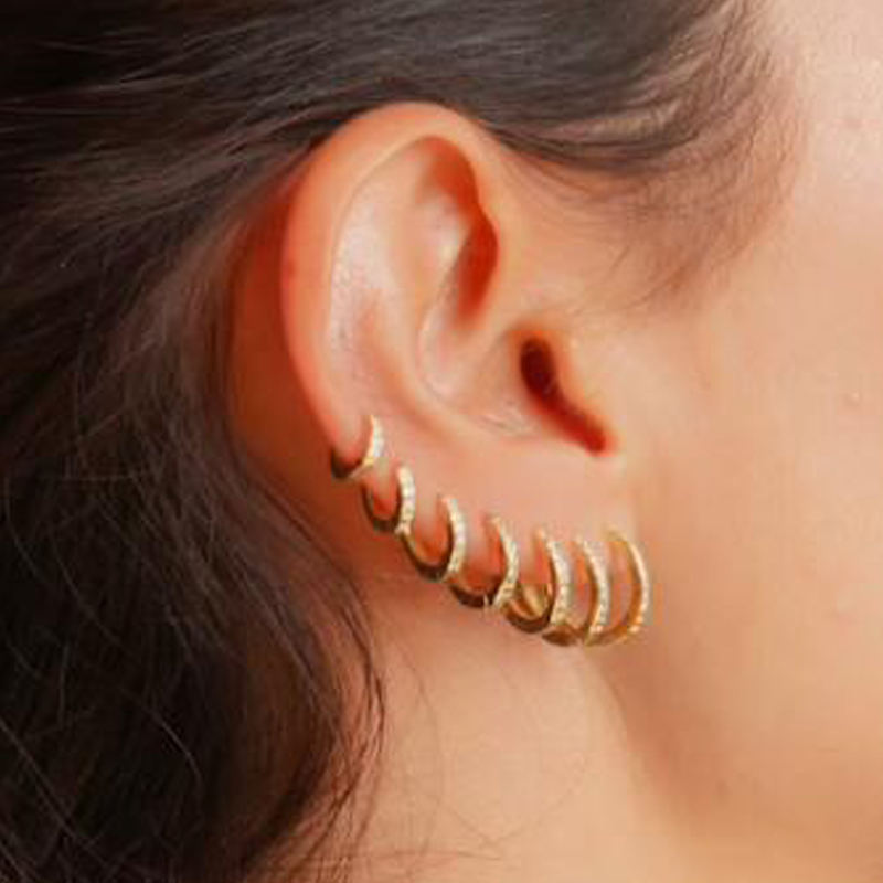 Arc-en-ciel CZ Huggies boucles - Conch Earring Hoop avis et prix