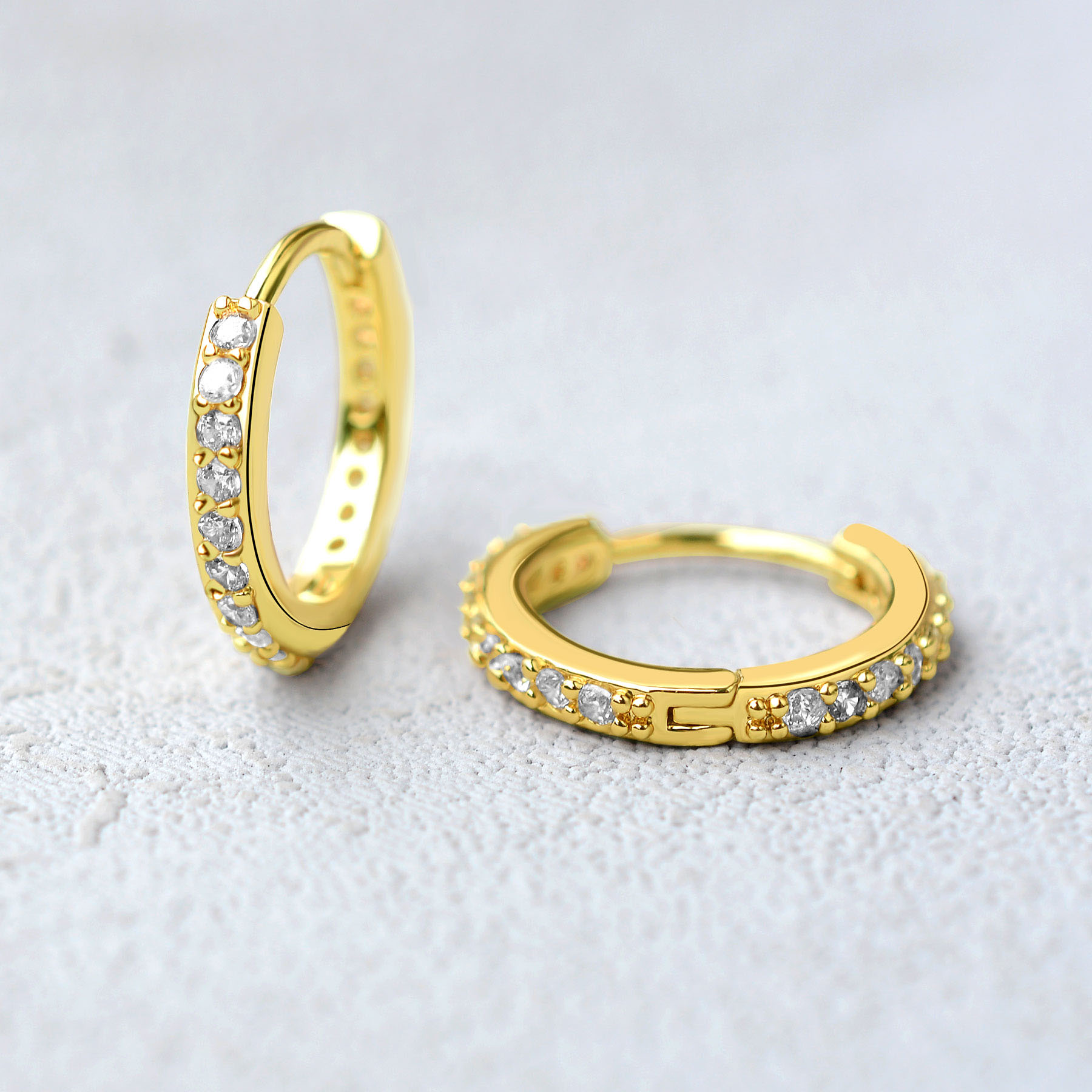 Arc-en-ciel CZ Huggies boucles - Conch Earring Hoop avis et prix