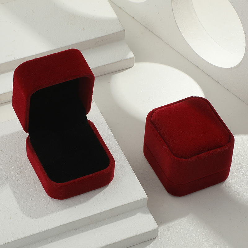 Boîte carrée rouge de fiançail - Body Jewelry Display avis et prix